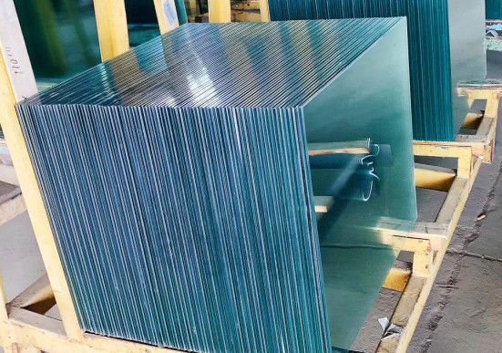 Vetro galleggiante trasparente da 3 mm a 15 mm vetro laminato di sicurezza temperato a bassa tensione per porte / finestre esterne / divisorie interne