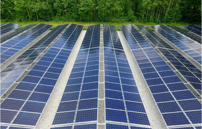 Decorazione degli edifici Pannelli fotovoltaici a basso contenuto di ferro Vetro Nebbia ≤1,5% Stabilità termica ≥Grado 4
