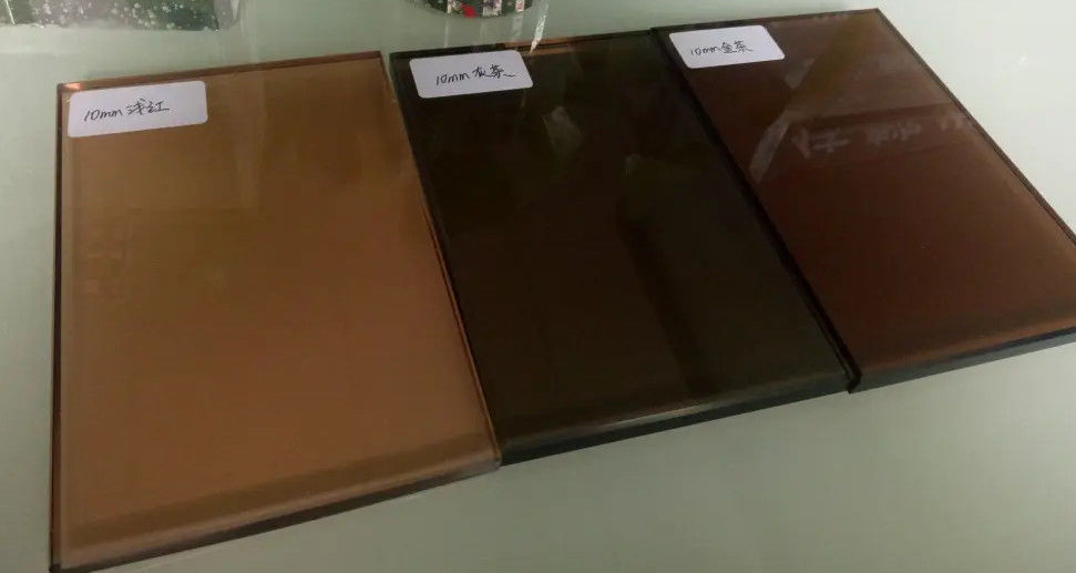 Vetro riflettente colorato standard di design unico e resistente per la decorazione degli edifici