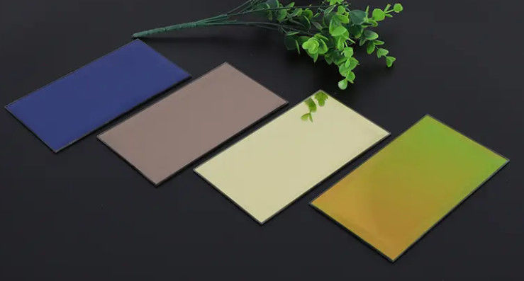 Vetro riflettente colorato standard di design unico e resistente per la decorazione degli edifici