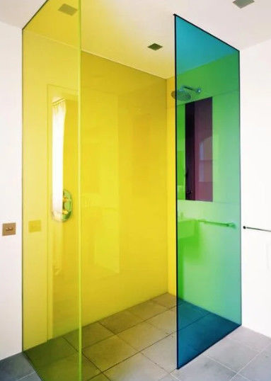 Costruzione di vetro temperato colorato con blu marrone verde rosa ecc.