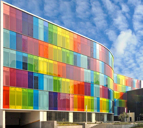 Costruzione di vetro temperato colorato con blu marrone verde rosa ecc.